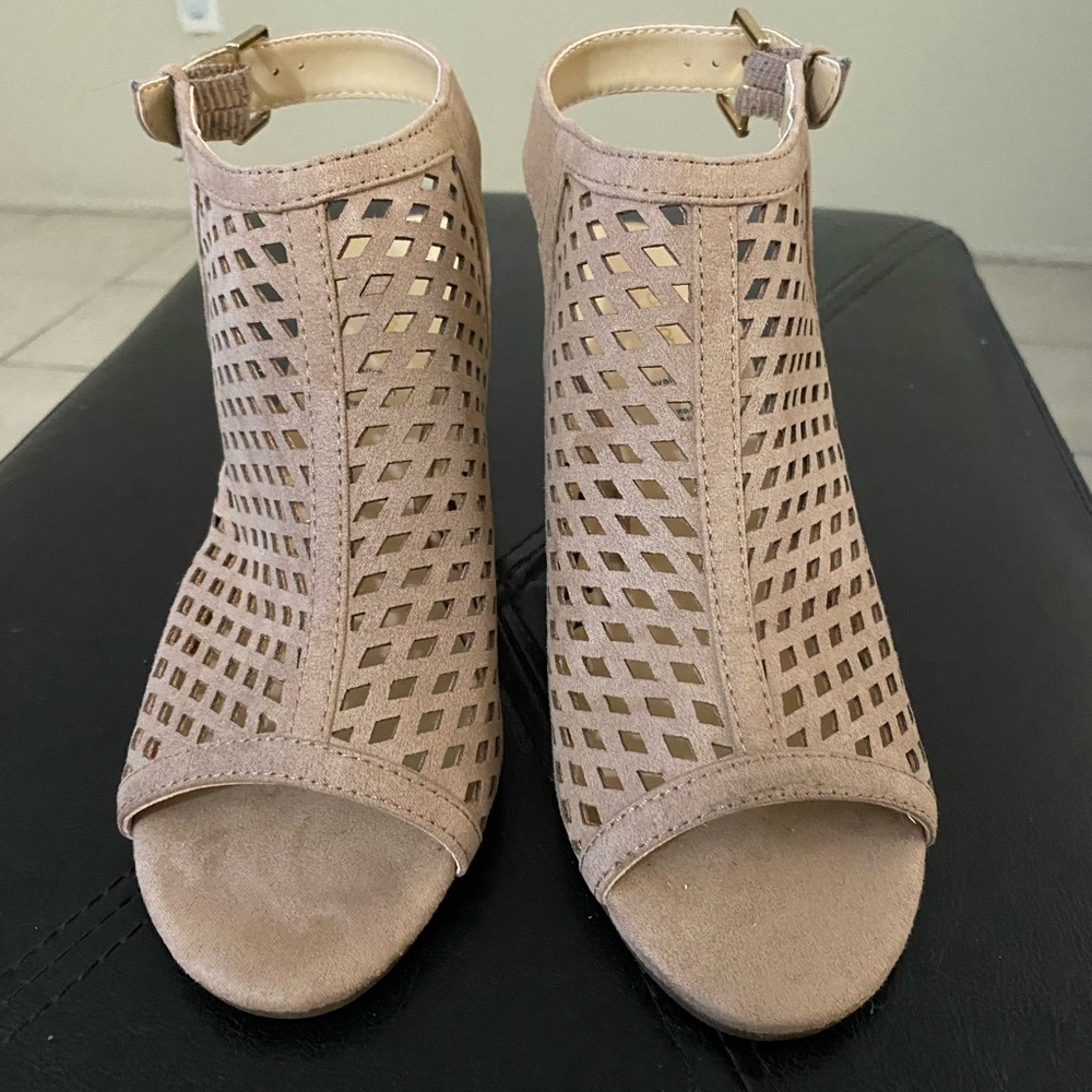 Liz Claiborne beige patterned 3 inch heels size 8M